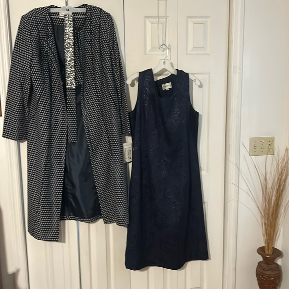 NWT.  Lily &Taylor/ 2 piece Suit 💕.     14